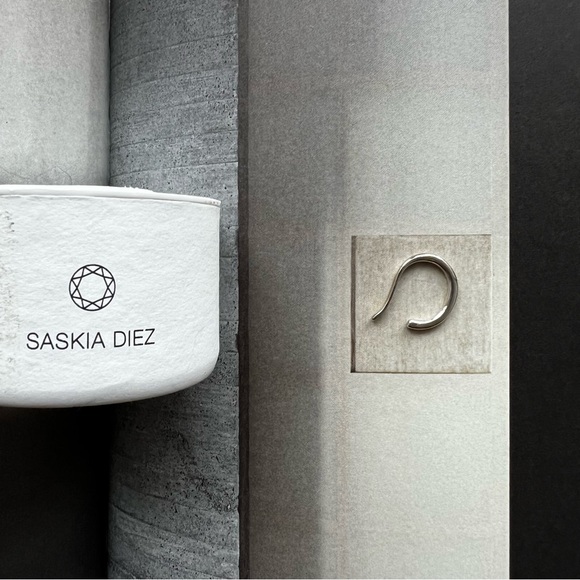 SASKIA DIEZ Silver Wire Ear Cuff - Picture 7 of 7